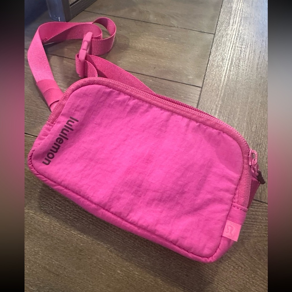 Lululemon Everywhere Mini Belt Bag 1L Sonic Pink/Red Merlot - Picture 2 of 6